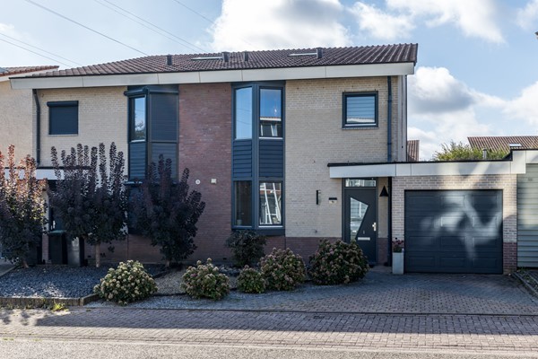 Te koop: In rustige en groene woonwijk ‘Carisven’ staat deze  'ECO-WONING’ met 4 slaapkamers,  zonnige tuin en een inpandige garage